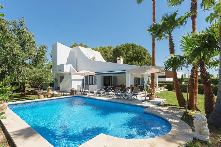 Villa "Playa" mit Bergblick, privatem Pool und WLAN in Port de Pollença, Pollença