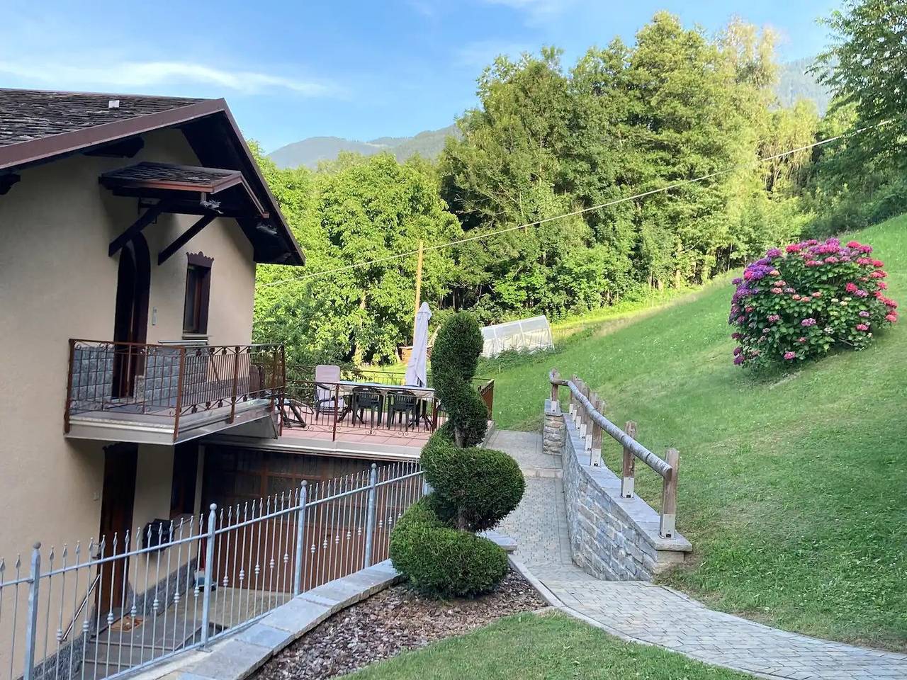 Appartamento intero, Appartamento 'Il Giardino' con vista sulle montagne, terrazza privata e Wi-Fi in Castello dell'Acqua, Valtellina