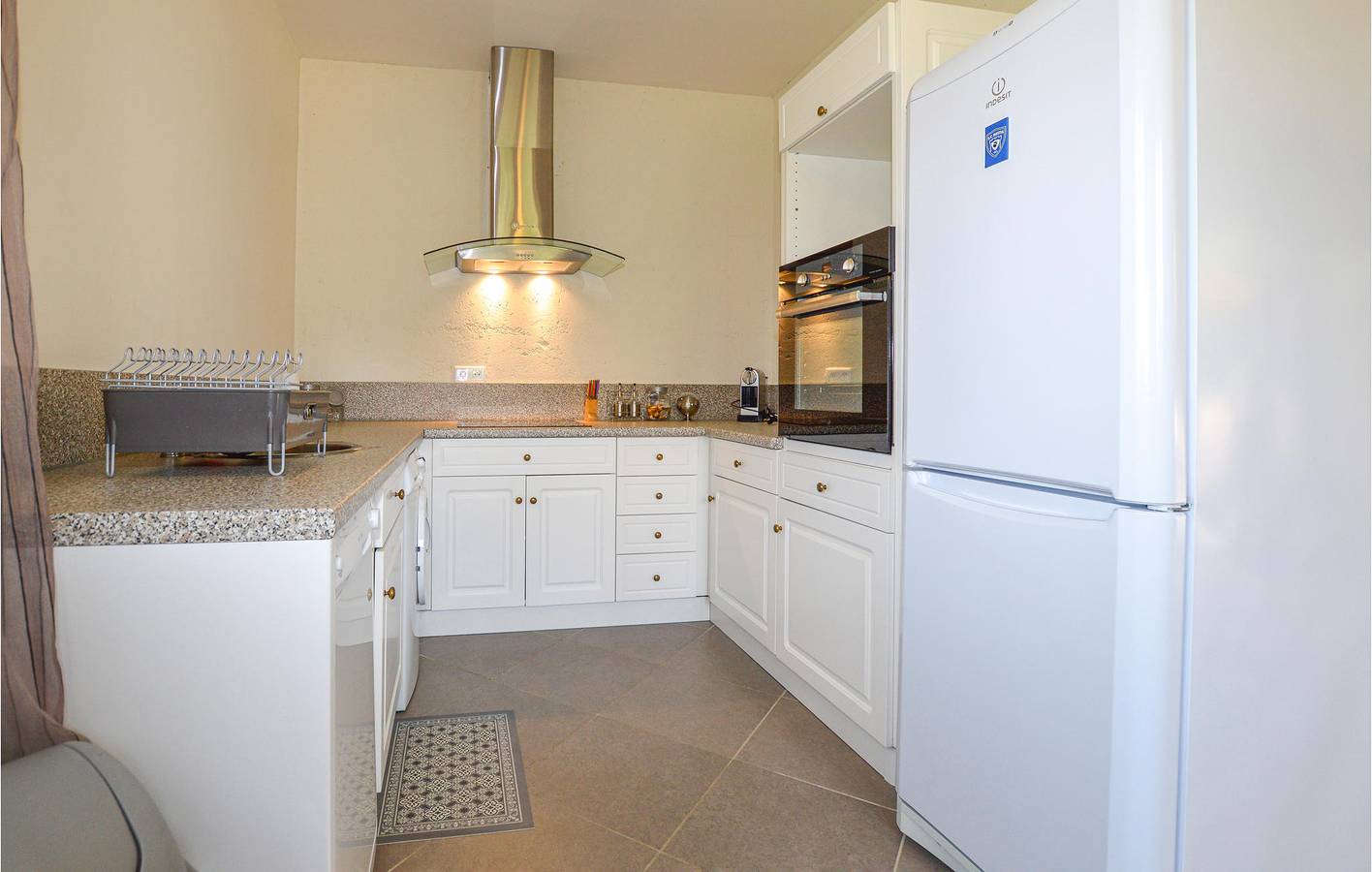 Appartamento intero, Accogliente appartamento in città con Wi-Fi, aria condizionata, parcheggio e terrazza in Petreto-Bicchisano, Sartène e dintorni