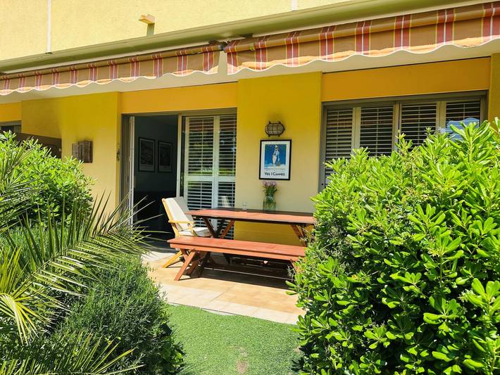 Entire apartment, Luxury apartment on the G.F with communal pool in Antibes, Mediterranean Coast (France)