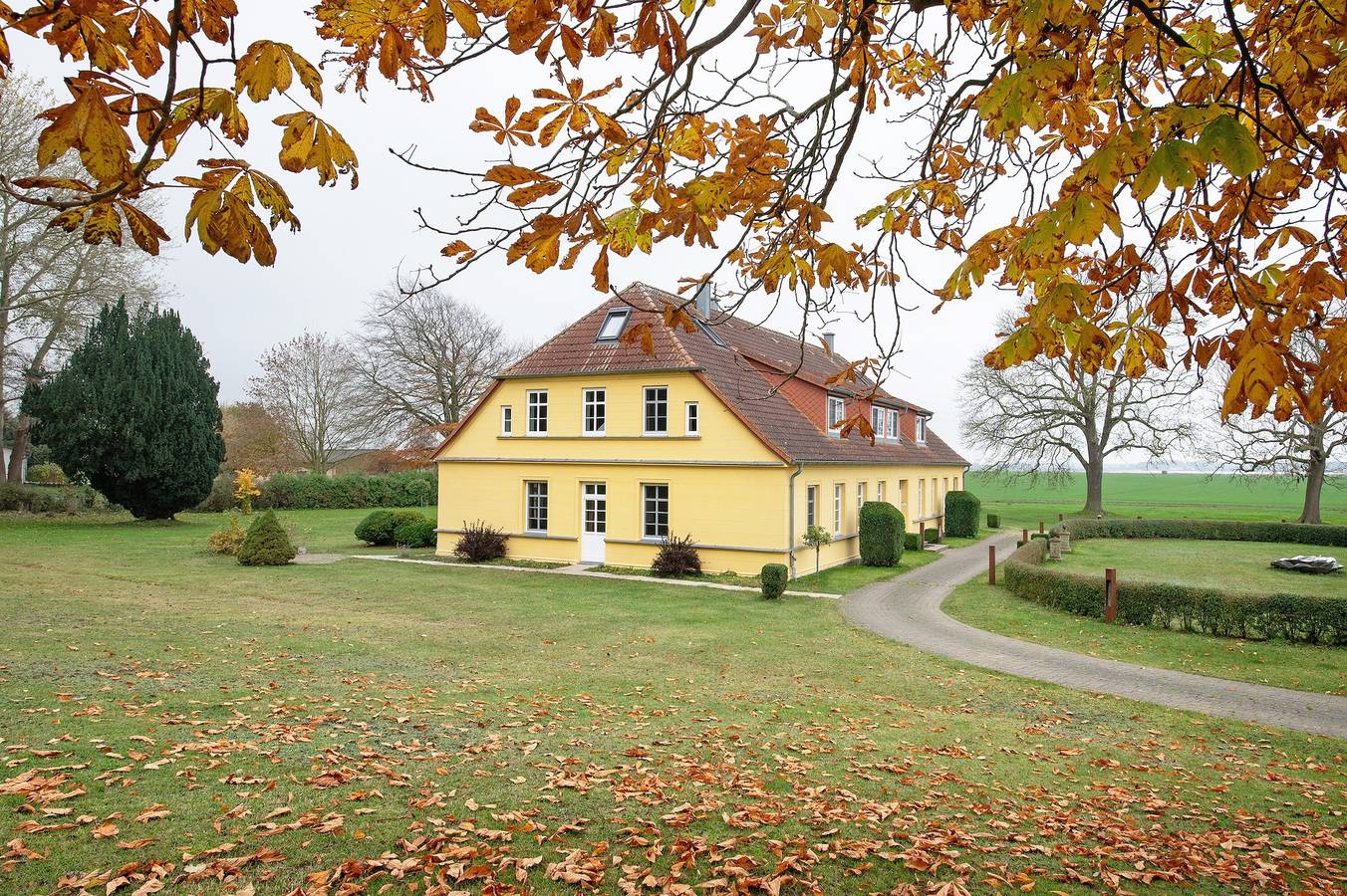 Ganze Wohnung, Ferienwohnung 'Gut Rattelvitz - Parterre West' mit Seeblick, privater Terrasse und Wlan in Gingst, Rügen