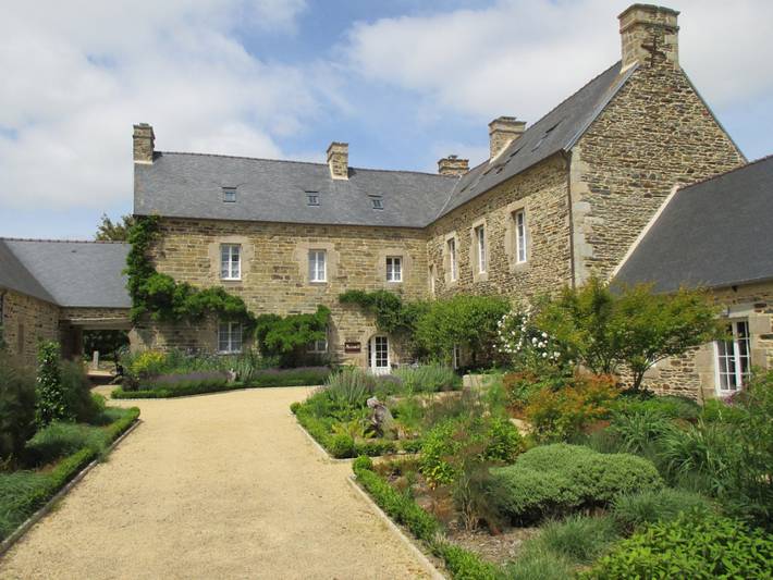 Gîte pour 7 personnes, avec Terrasse ainsi que Jardin et Piscine à Langoat