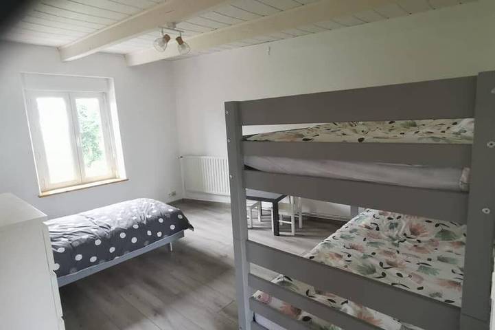 Location de vacances pour 8 personnes, avec terrasse et jardin à Vains - 4