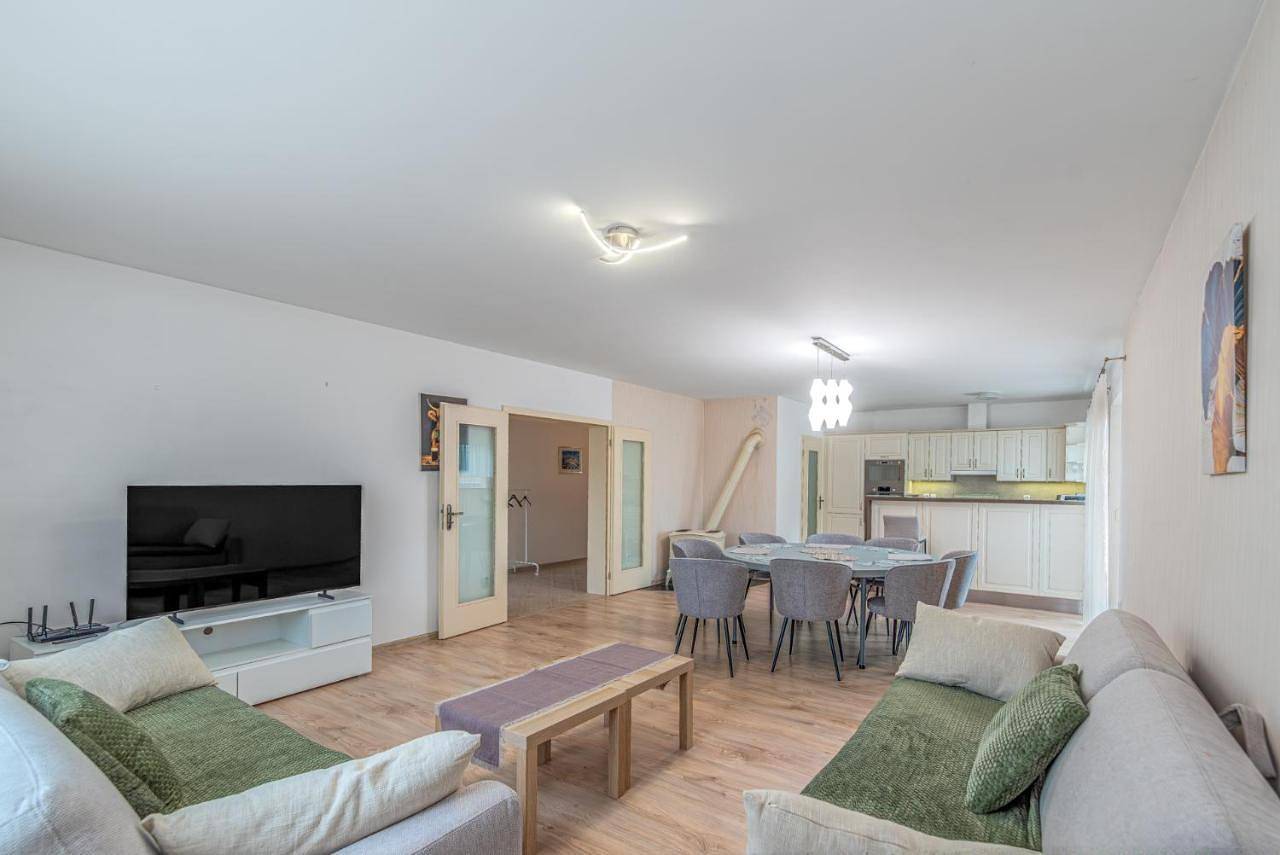 Suchohrdelská Villa u vinařství Lahofer - Rd Novostavba v Suchohrdly u Znojma - 2 - 10 osob, 2 apartments in Zuid-Moravië