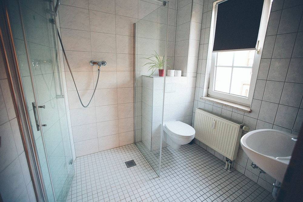 Ganze Wohnung, Room with queen size bed and bathroom, tv, Netflix, wifi in Rudolstadt, Saaleland