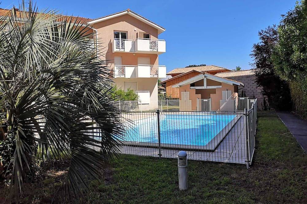 Entire apartment, 2-bedroom apartment close to port, beach, stores, train station in La Teste-de-Buch, Arcachon region