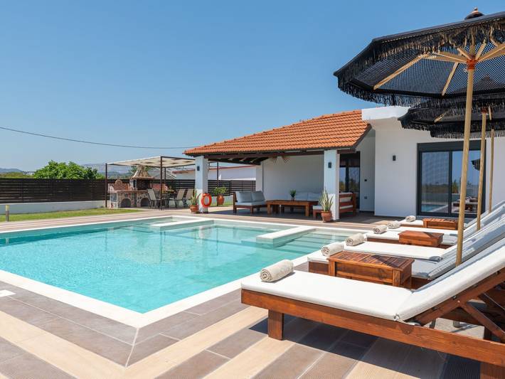 Ferienhaus für 6 Personen, mit Terrasse und Pool sowie Garten in Afantou