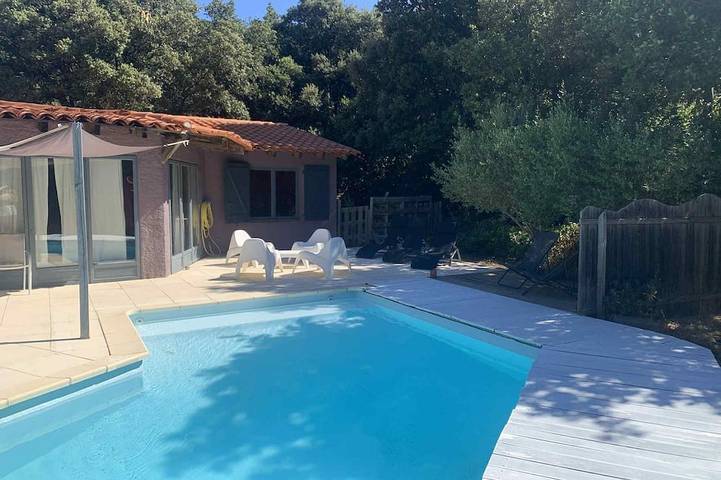 Location de vacances pour 8 personnes, avec terrasse et jardin, animaux acceptés à Ferrières-Poussarou