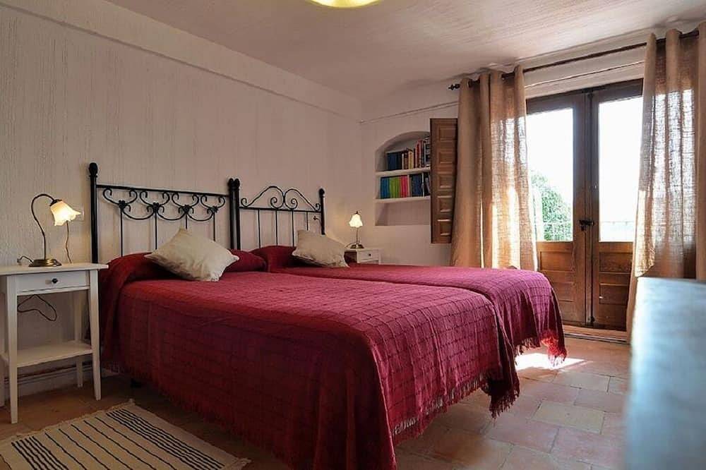 Charming rural house with swimming pool for groups in Cuenca in Valdetórtola, Cuenca Provinz