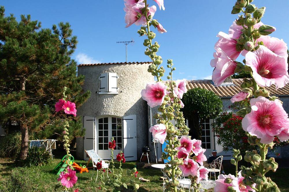 Située dans un \"ancien petit village de pêcheurs\" près du phare de Chassiron in Saint-Denis-d'Oléron, Côte de Beauté