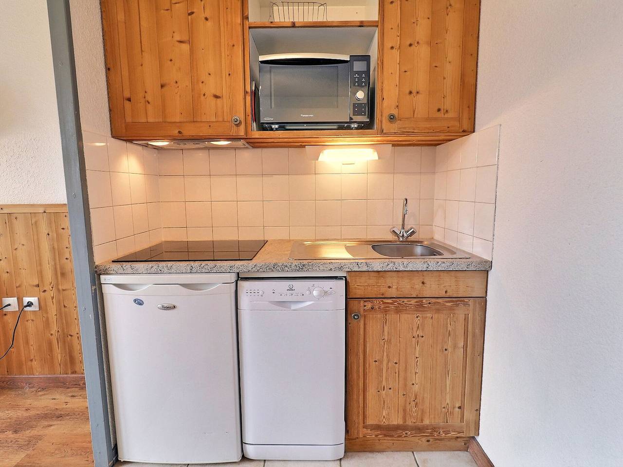 Ganze Wohnung, La Tania - Gemütliche 2-Zimmer-Wohnung für 4 Personen, Ski-in/Ski-out, 6. Stock, Balkon in La Tania, La Perrière