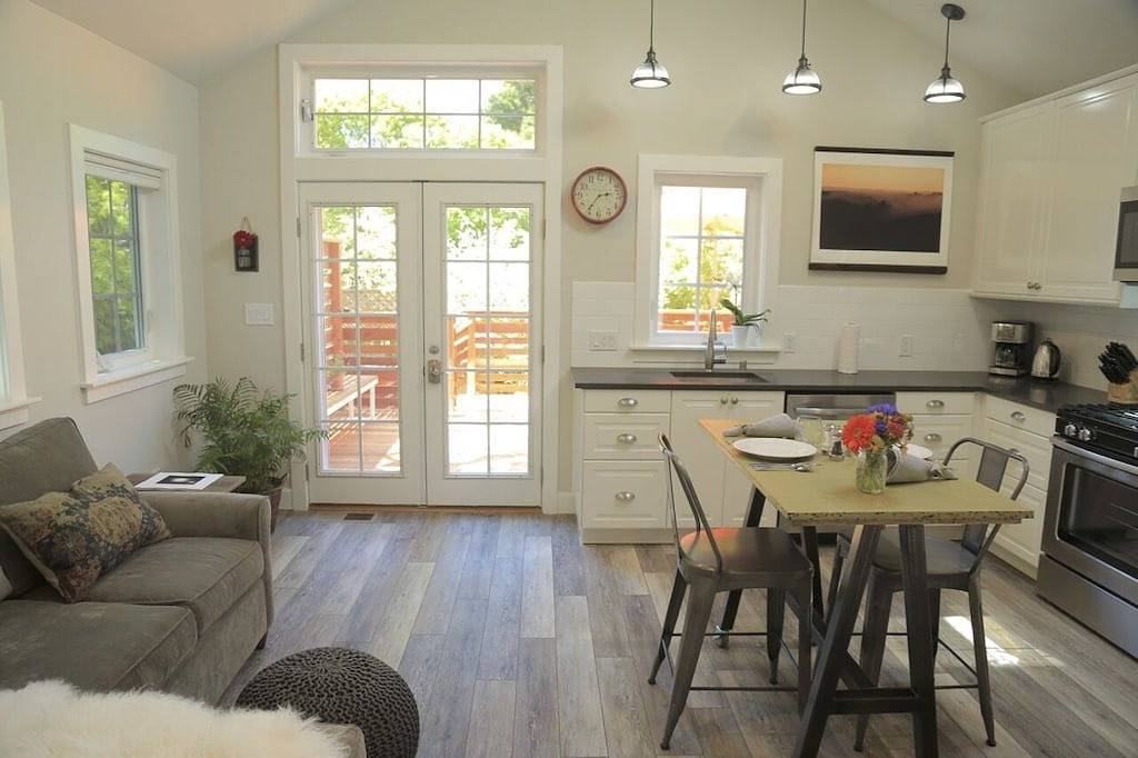 Elegantes Gästehaus nur wenige Gehminuten von der fabelhaften Innenstadt von Sebastopol entfernt in Sebastopol, California North Coast