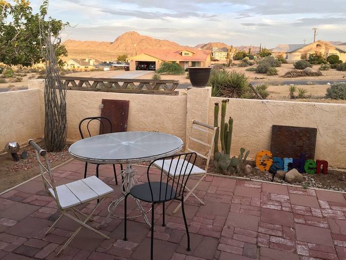 Vacation rental for 8 people, with terrace and yard, with pets in Joshua Tree
