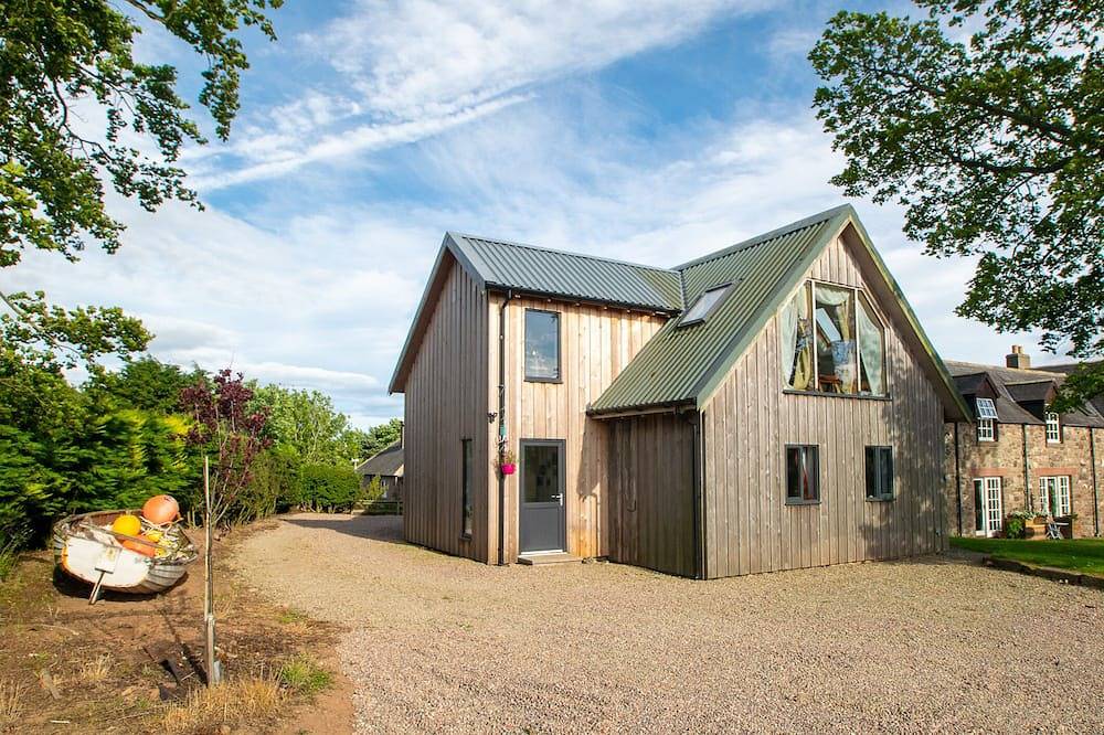 The Boathouse has fantastic country views near spectacular coastal walks in Aberdeenshire