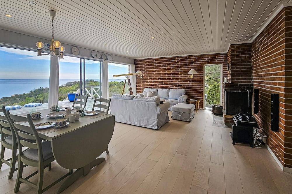Schönes Haus in Tjodalyng mit Küche in Larvik