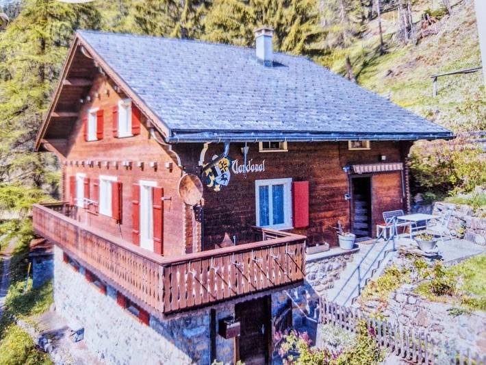 Ferienhaus für 6 Personen, mit Balkon und Terrasse sowie Garten in Schmitten (GR)