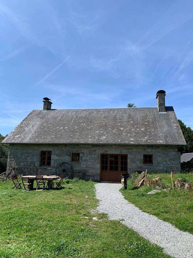 Location de vacances pour 6 personnes, avec vue et jardin à Chaumeil