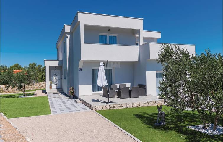 Charmante 200 m² große Ferienwohnung in der Nähe des Flusses Krka mit Pool und kostenlosem WLAN in Raslina, Šibenik-Knin