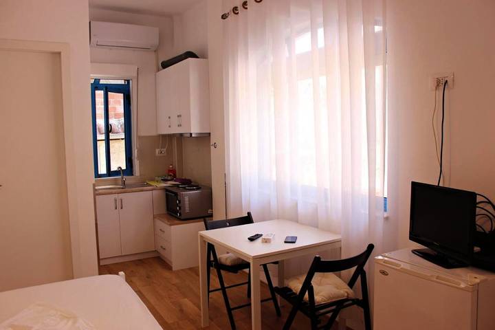 Maison d’hôte pour 2 personnes, avec vue ainsi que jardin et balcon à Saranda