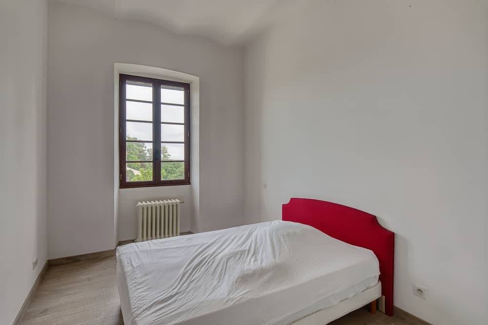 Authentic Corsica on the beach. 8-room apartment in family home. in Aléria, Corte en omgeving