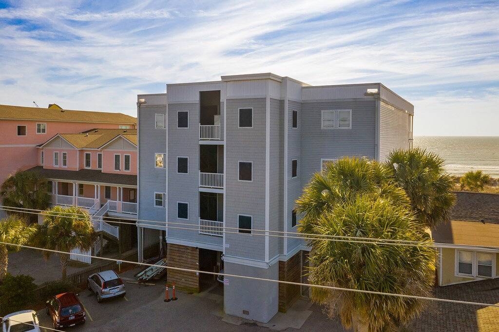 Ganze Wohnung, Seacoast 2 - Folly Happy - Ocean Views - 2 Blocks from Center Street in Folly Beach, Charleston County