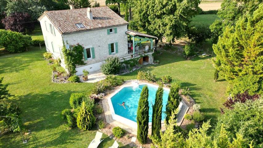 Location de vacances pour 3 personnes, avec Terrasse et Jardin ainsi que Piscine et Vue à Plaisance