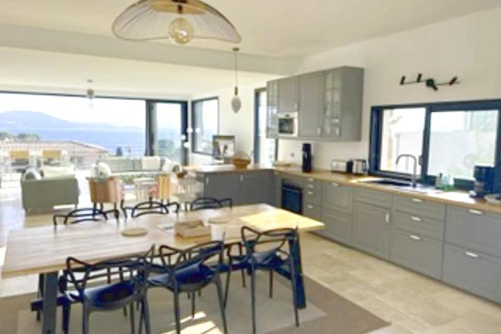 Location de vacances pour 14 personnes, avec Balcon et Terrasse ainsi que Jardin et Piscine dans Pointe Des Chevaliers Hyeres - 4