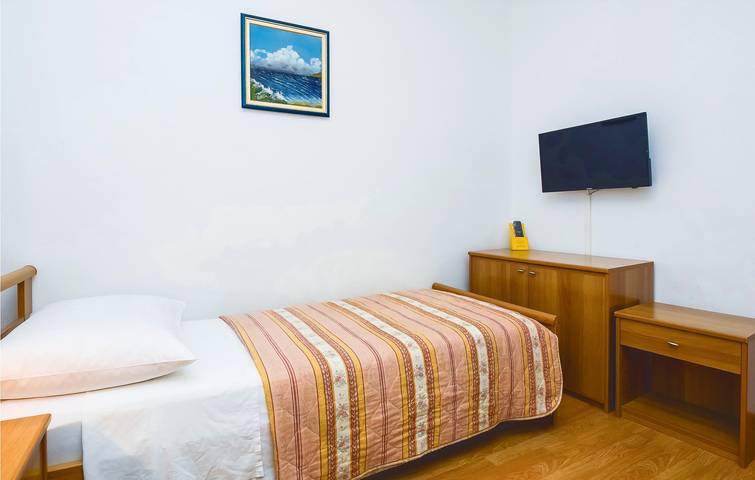 Ganze Ferienwohnung, Gemütliche Ferienwohnung mit Terrasse, Klimaanlage und WLAN, 2 km vom Juto-Strand entfernt in Lokva Rogoznica, Omis-Riviera