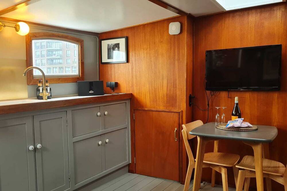 Charmante kapiteinshut op historisch schip De Hoop Amsterdam in Amsterdam Oost, Nederlandse kust