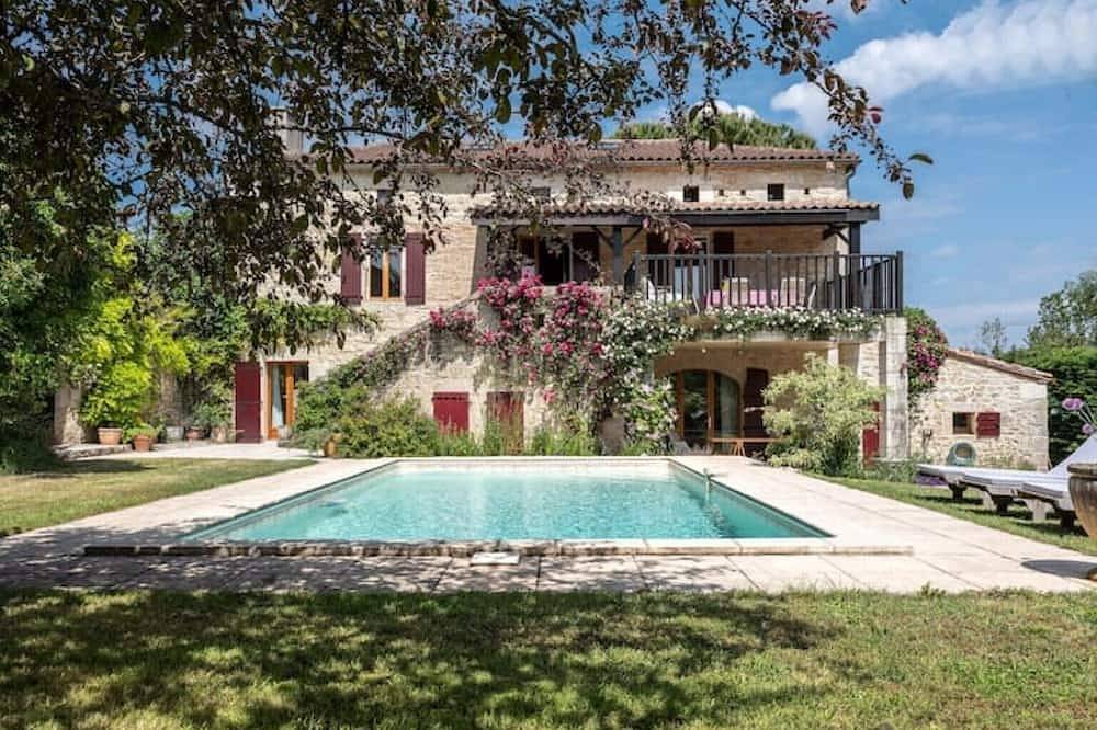 Stunning family house in the Lot with private saltwater pool and garden. in Mauroux, Lot