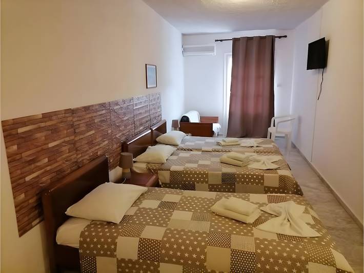 Vacation rental for 3 people, with yard in Greek Islands