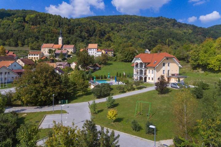 Gîte pour 6 personnes, avec piscine et terrasse, animaux acceptés dans Brežice