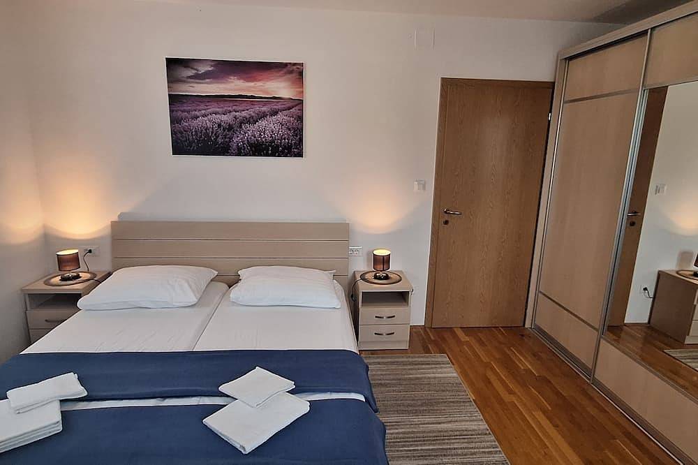 Villa Gudelj, 30m from the beach, air-conditioned, kayaks, bicycles, heated pool in Milna, Brac