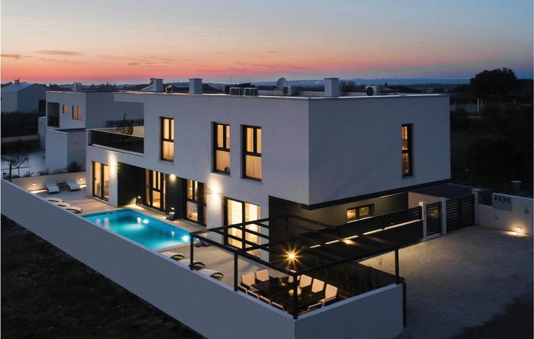 Feriehus for 14 personer, med terrasse - 1