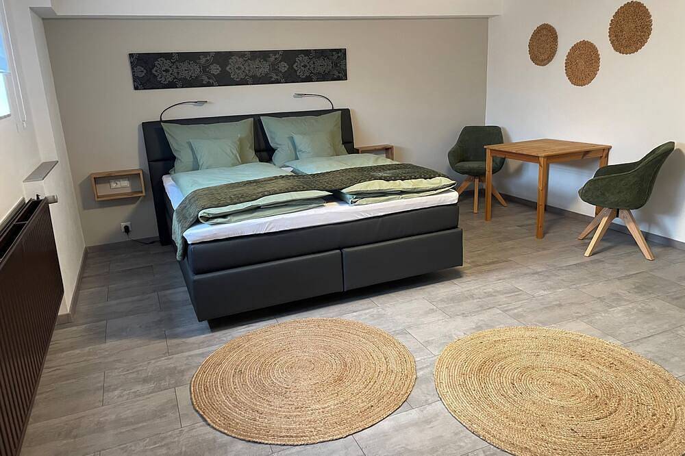 Ganze Wohnung, Ferienwohnung mit Terrasse und 4 Schlafräumen in Oberelsbach, Rhön-Bayern