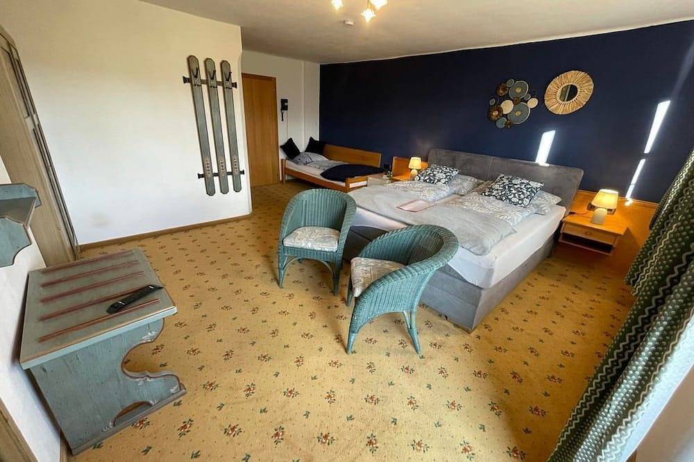 Four-bed room 2, sofa, bath/Wc, south-facing balcony - Hotel-Gasthof Lammersdorf in Millstatt, Oberkärnten