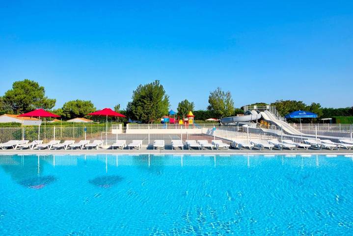Location de vacances pour 4 personnes, avec Terrasse ainsi que Jardin et Piscine à Loix