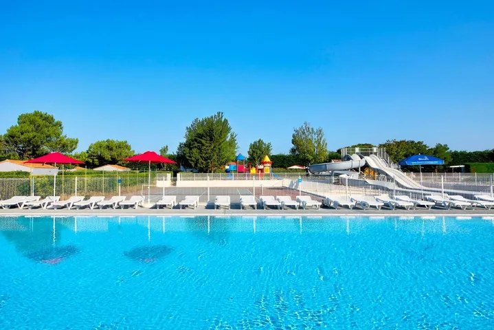 Camping für 4 Personen, mit Garten und Pool sowie Terrasse - 1