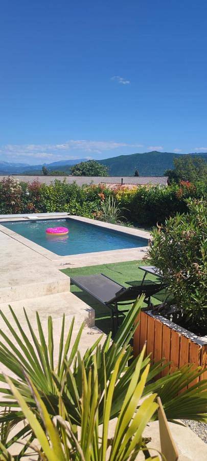 Location de vacances pour 5 personnes, avec jardin ainsi que piscine et vue à Peyruis