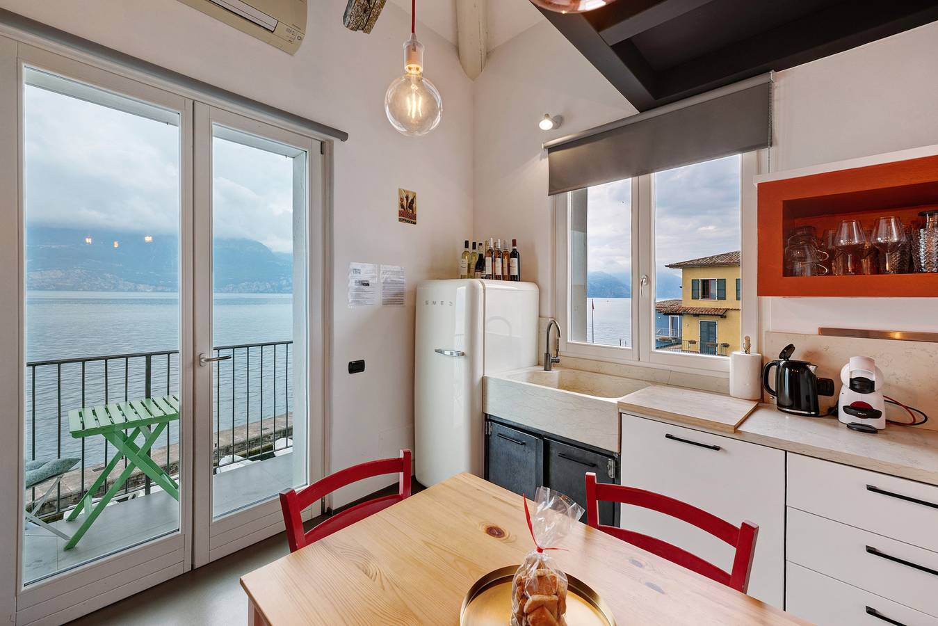 Ganze Wohnung, Ferienwohnung 'Angolo Sul Porto' mit Blick auf den See, Wlan und Klimaanlage in Brenzone, Gardasee-Berge
