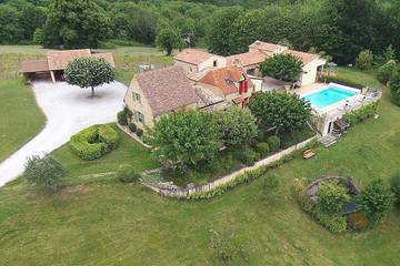 Gîte pour 4 personnes, avec piscine ainsi que terrasse et jardin à Saint-Vincent-le-Paluel