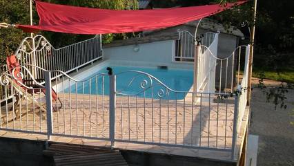 Gîte pour 2 personnes, avec piscine ainsi que jardin et vue à Gras
