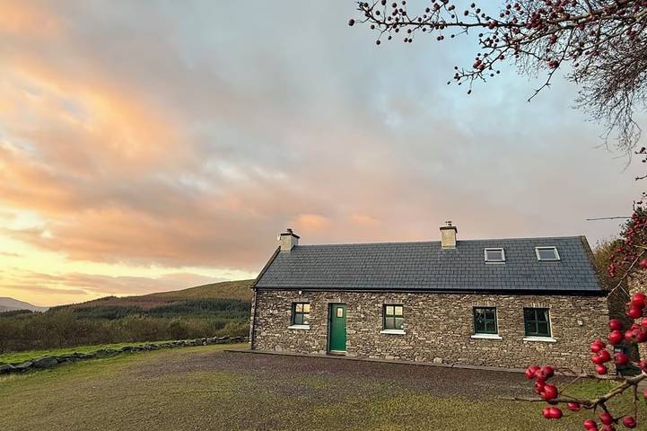 Cottage for 8 people, with terrace and hot tub in Ireland
