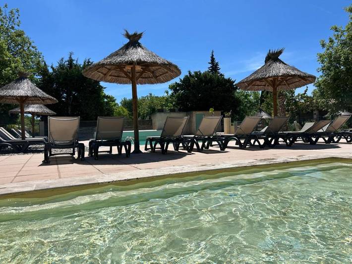 Camping pour 2 personnes, avec Terrasse et Jardin ainsi que Bassin pour enfant et Piscine