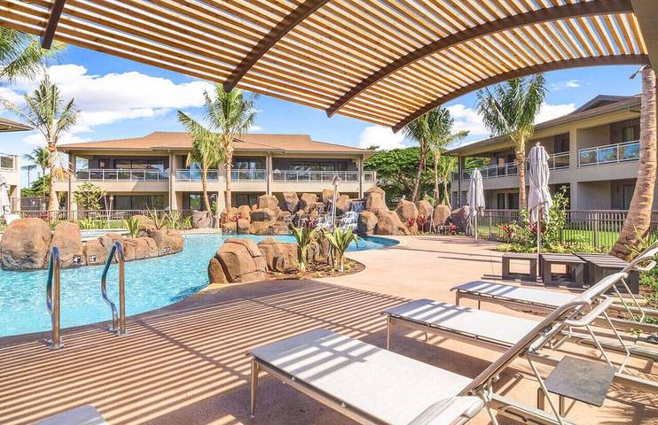 Vacation rental for 24 people, with balcony and garden as well as pool and hot tub in Kaanapali