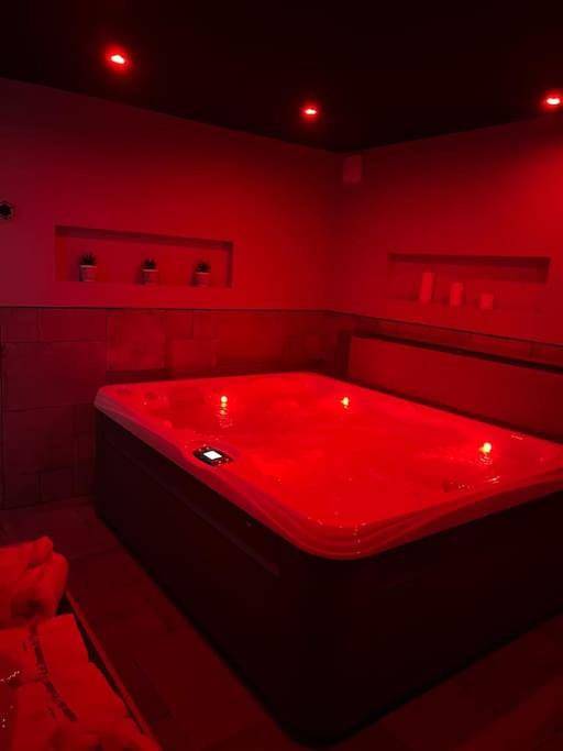 Location de vacances pour 2 personnes, avec piscine ainsi que jardin et jacuzzi à Lestrem - 3