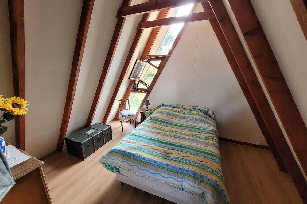 Pretty atypical chalet by the sea with a 2500 m² garden in Ver-sur-Mer, Côte de Nacre