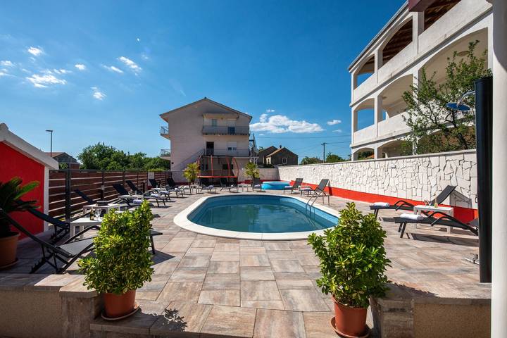 Villa pour 16 personnes, avec sauna ainsi que piscine et balcon/terrasse à Turanj