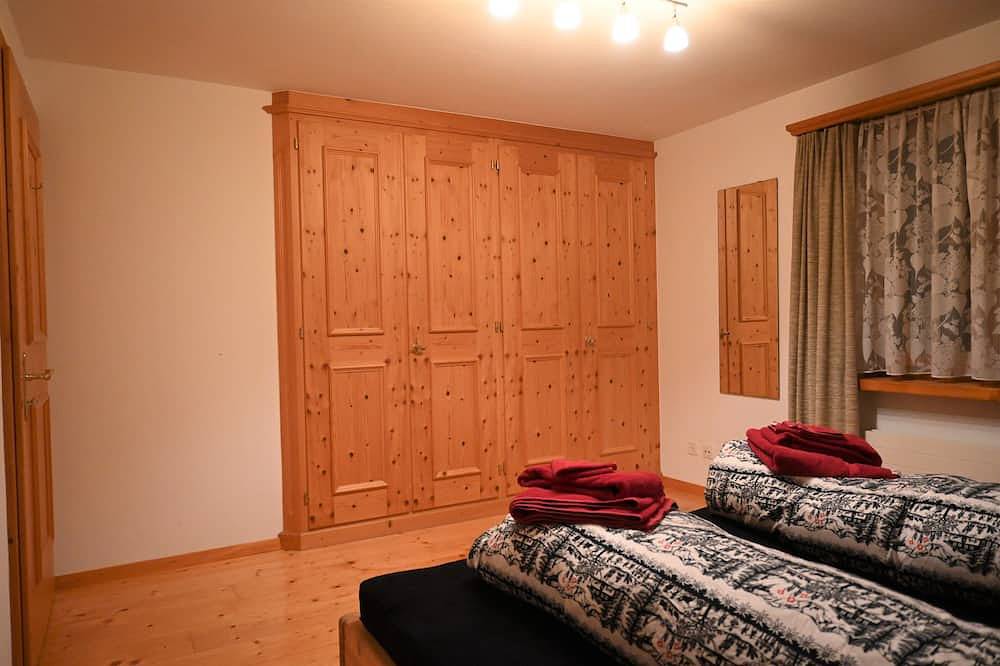 Ganze Wohnung, Gemütliche 4 1/2 Zimmer-Maisonettewohnung mit Arvenstube mit Sicht in die Berge in Klosters-Serneus, Plessur Alpen