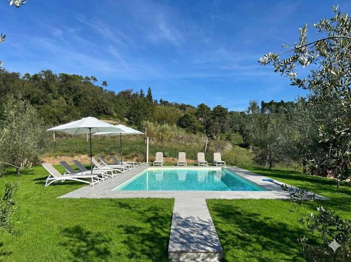 Villa with pool for 10 people, with garden in Lucca